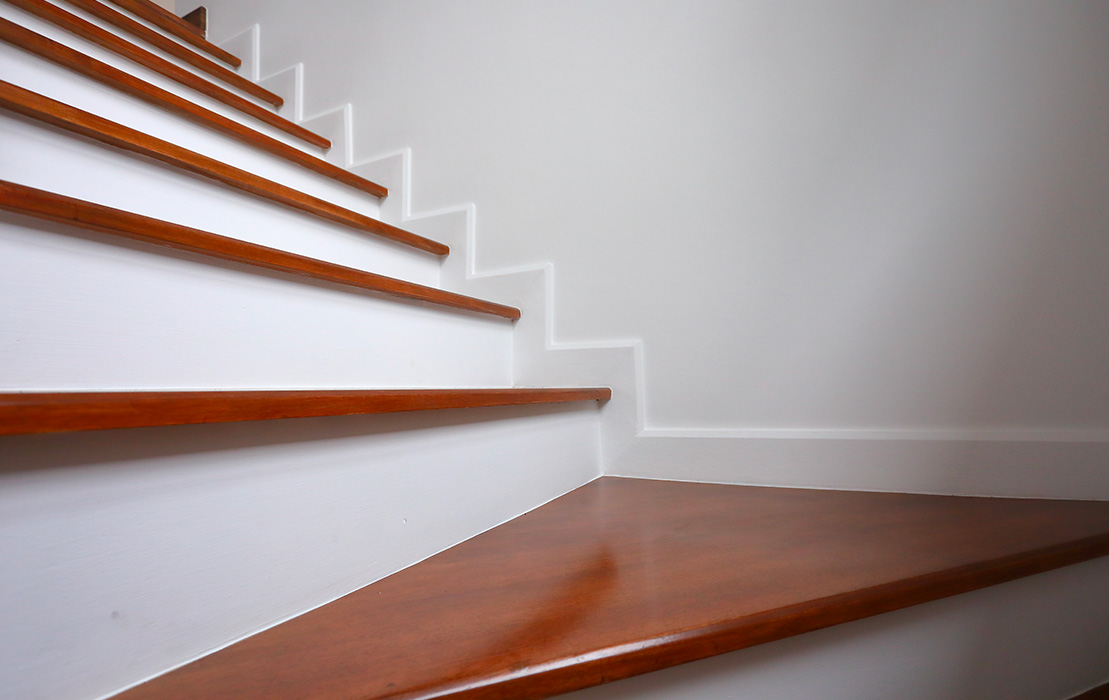 contremarche blanche escalier moderne